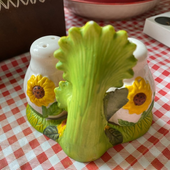 2/$25 Sunflower Vintage Salt & Pepper Shakers🌻 - Picture 5 of 5